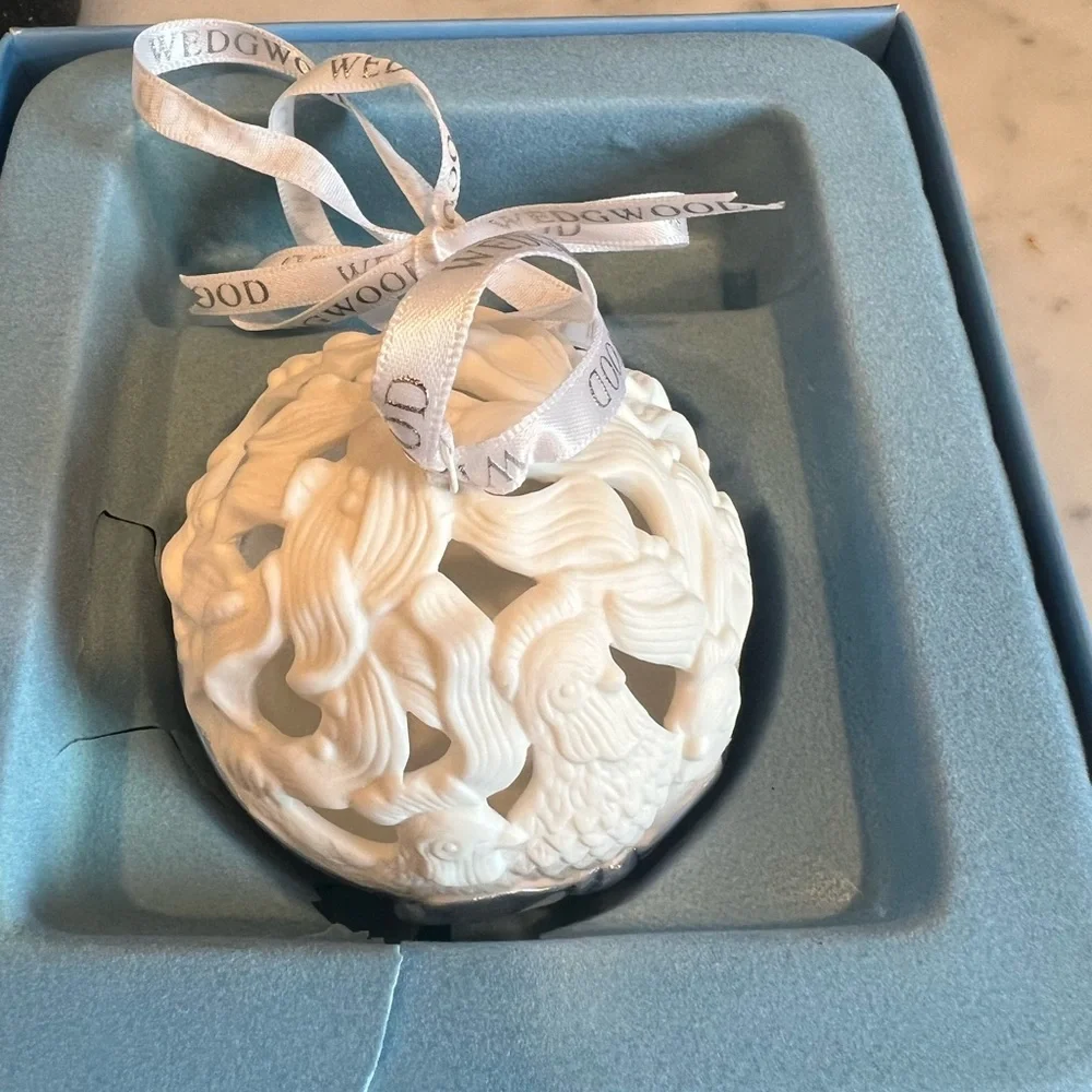 Wedgwood Ornament Jasperware 2 Turtle Doves 12‎ Days Christmas Ornament